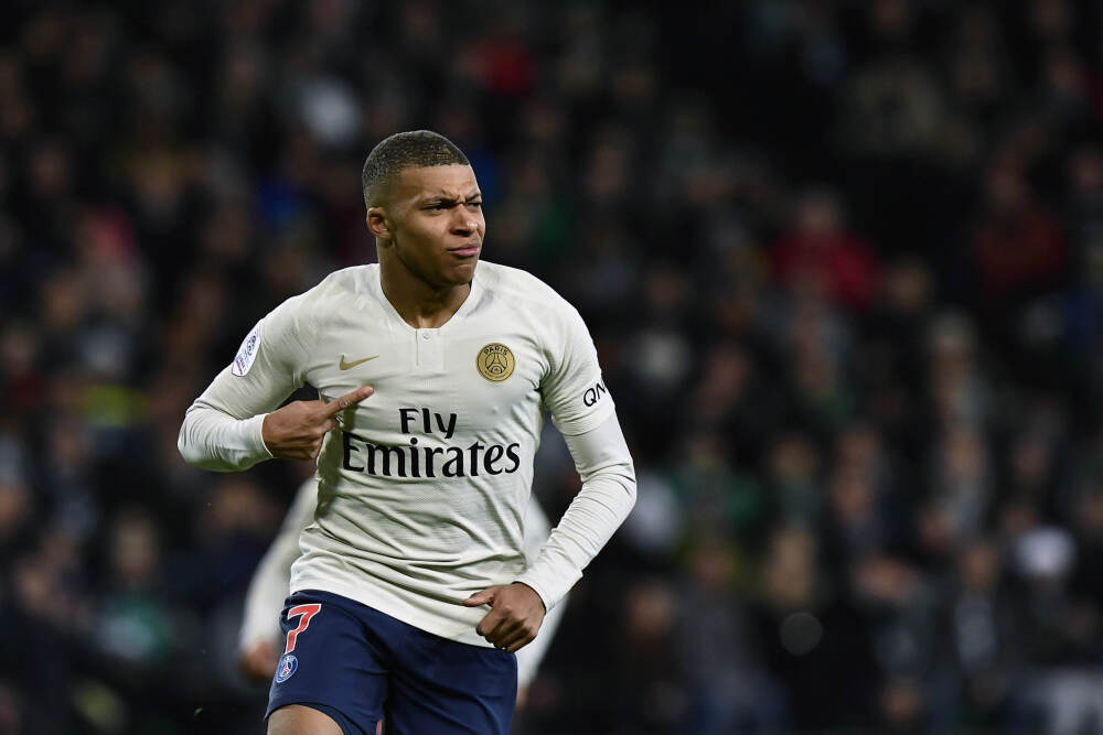 冲起来了！狄龙强攻连投带罚拿到5分 但抱怨判罚被吹技术犯规